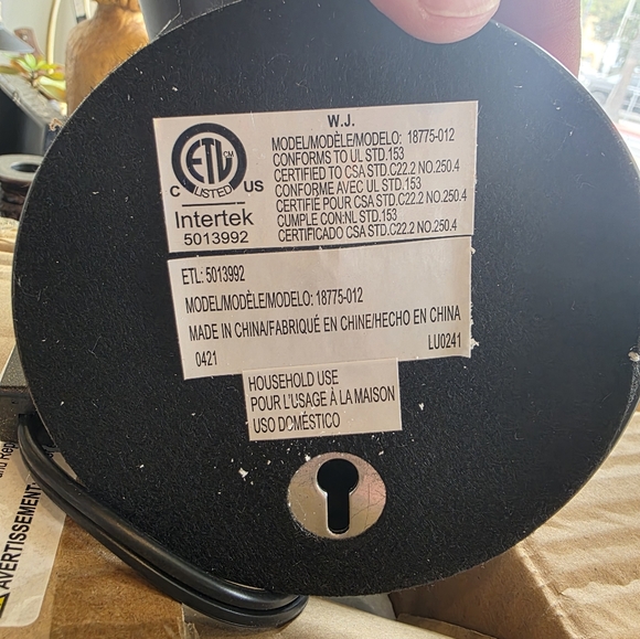 NIB Pair Of Wall Sconces With Switch - Picture 5 of 7